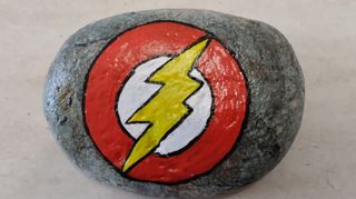 Pietra dipinta a mano supereroe flash 