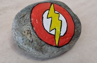 Pietra dipinta a mano supereroe flash 