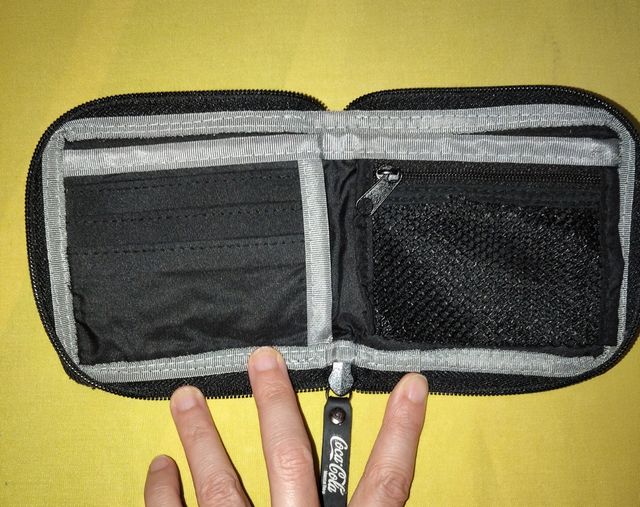 Cartera Coca-Cola negra