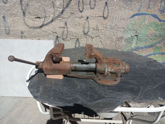 Tornillo de banco industrial antiguo