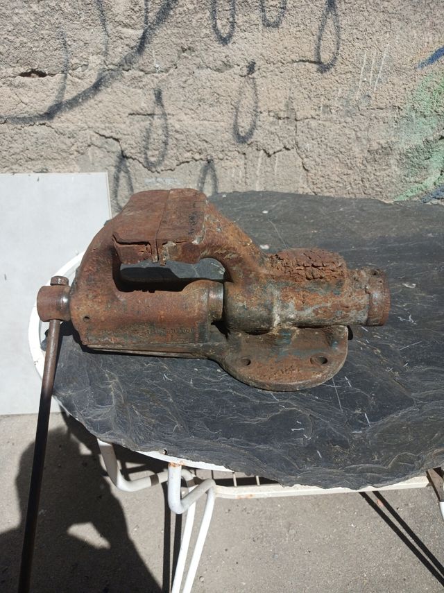 Tornillo de banco industrial antiguo