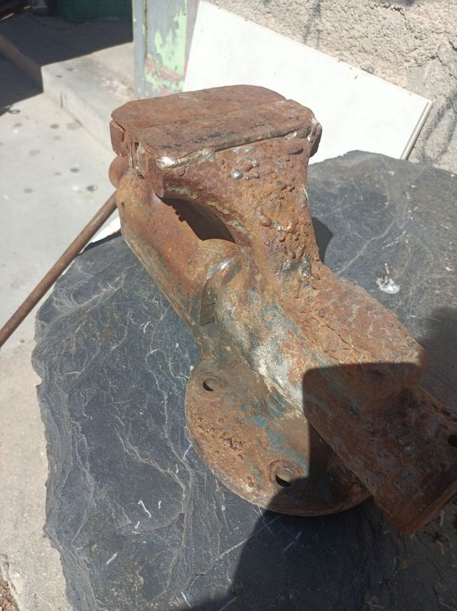 Tornillo de banco industrial antiguo