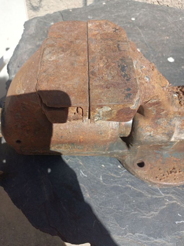 Tornillo de banco industrial antiguo