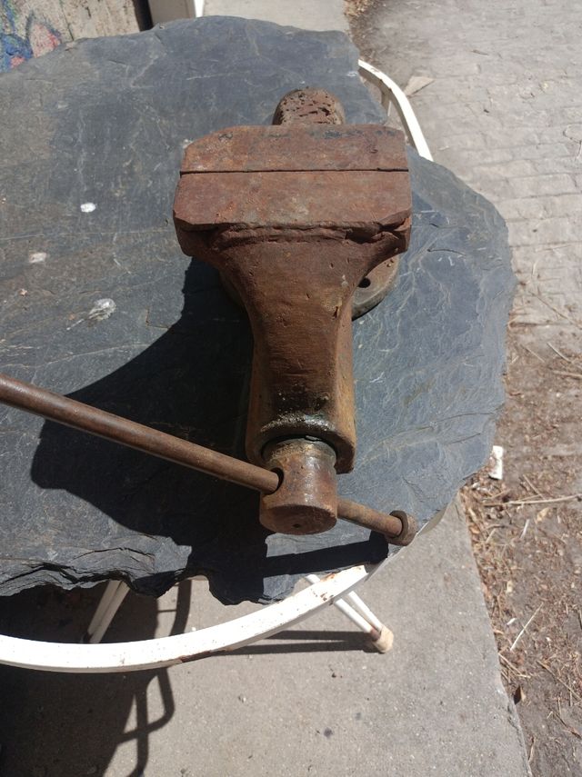 Tornillo de banco industrial antiguo