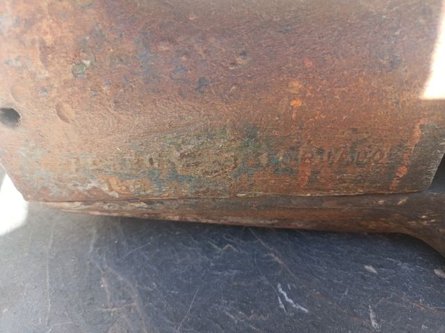 Tornillo de banco industrial antiguo