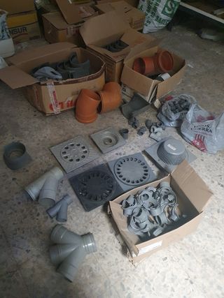 Tuberías PVC: codos, Tees, desagües hay más piezas