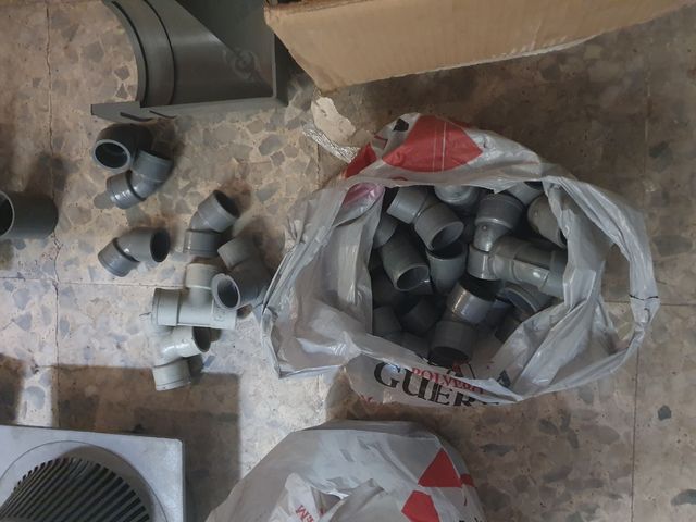 Tuberías PVC: codos, Tees, desagües hay más piezas