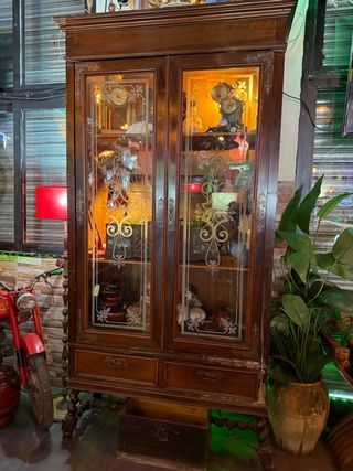 Vitrina antigua de madera
