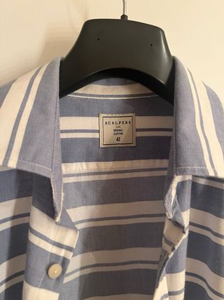 Camisa Scalpers rayas horizontales azul y blanca 