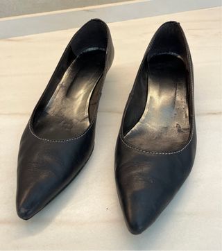 Zapatos salón negros de tacón bajo