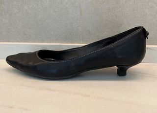 Zapatos salón negros de tacón bajo