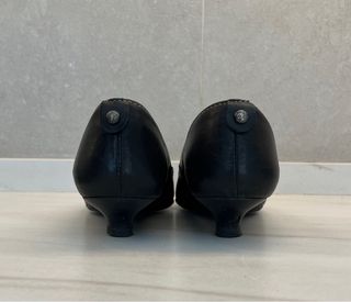 Zapatos salón negros de tacón bajo