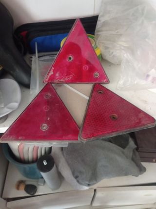 Reflectantes triangulares rojos