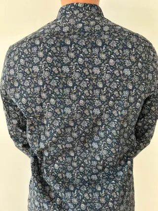 Camisa floral negra y dorada - Talla M