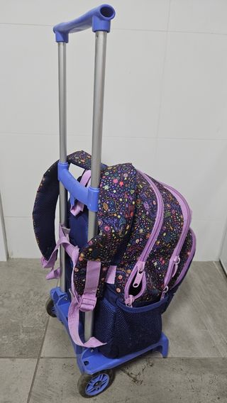Mochila infantil con ruedas. Marca busquets.