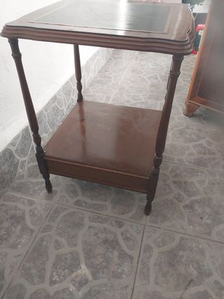 Mesita antigua de madera