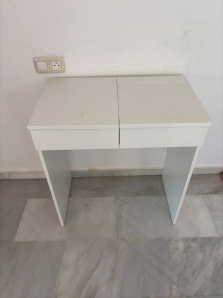 Tocador blanco con espejo
