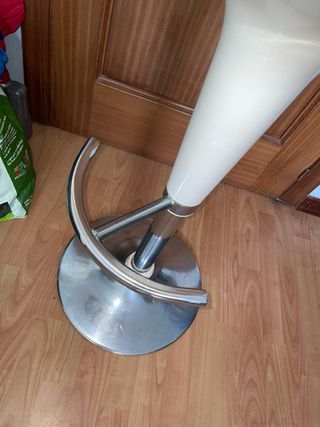 Taburete alto beige y plata