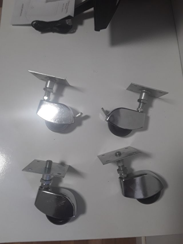 4 Ruedas Giratorias Cromadas , dos con freno.