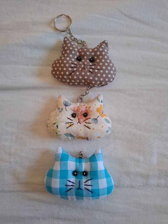 Llaveros gatos tela