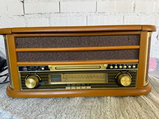 Radio tocadiscos vintage marrón