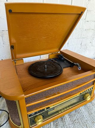 Radio tocadiscos vintage marrón