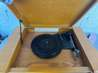 Radio tocadiscos vintage marrón