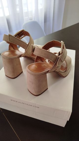 Sandalias plataforma beige marca Alpe