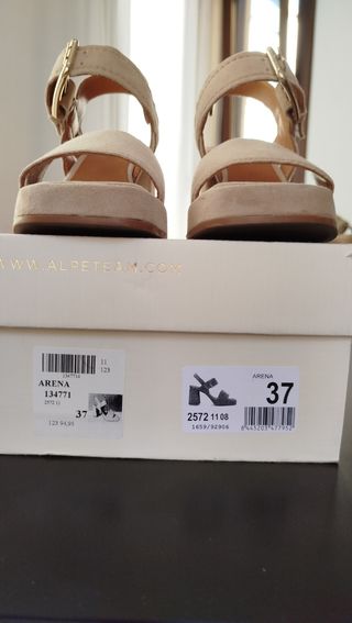 Sandalias plataforma beige marca Alpe