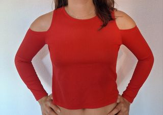 Top rojo de hombros descubiertos