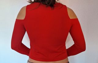 Top rojo de hombros descubiertos