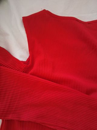 Top rojo de hombros descubiertos