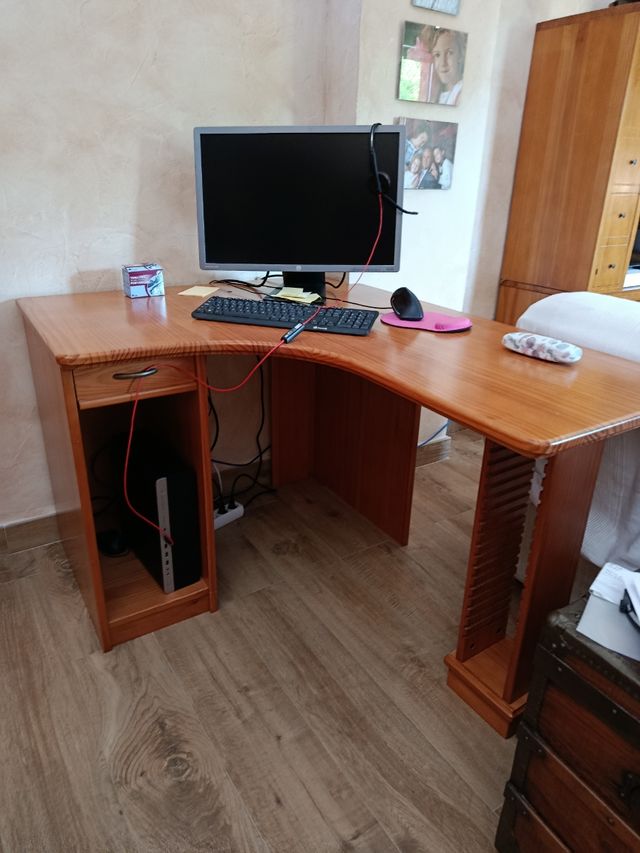 Escritorio madera marrón esquinero