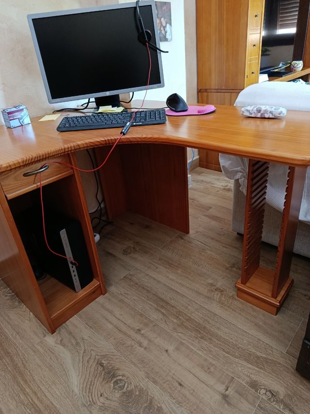 Escritorio madera marrón esquinero