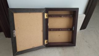 Preciosa caja decorativa para colgar las llaves.