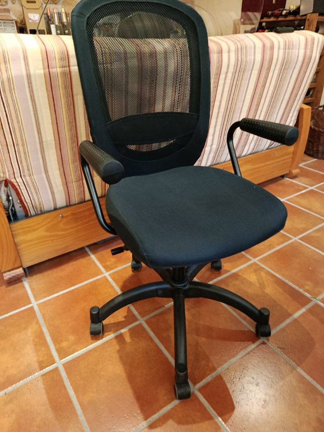 Silla oficina giratoria negra