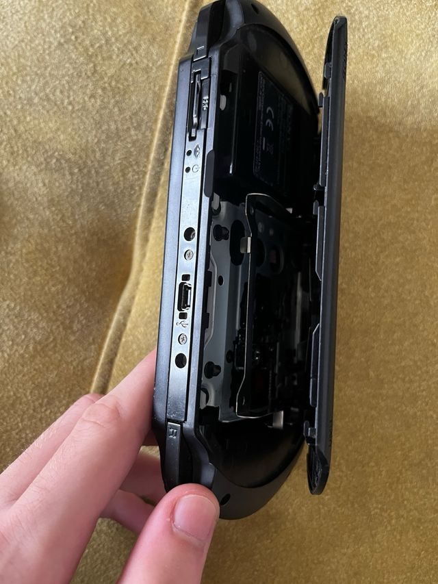 PSP nera+custodia + 9 giochi+caricabatterie 