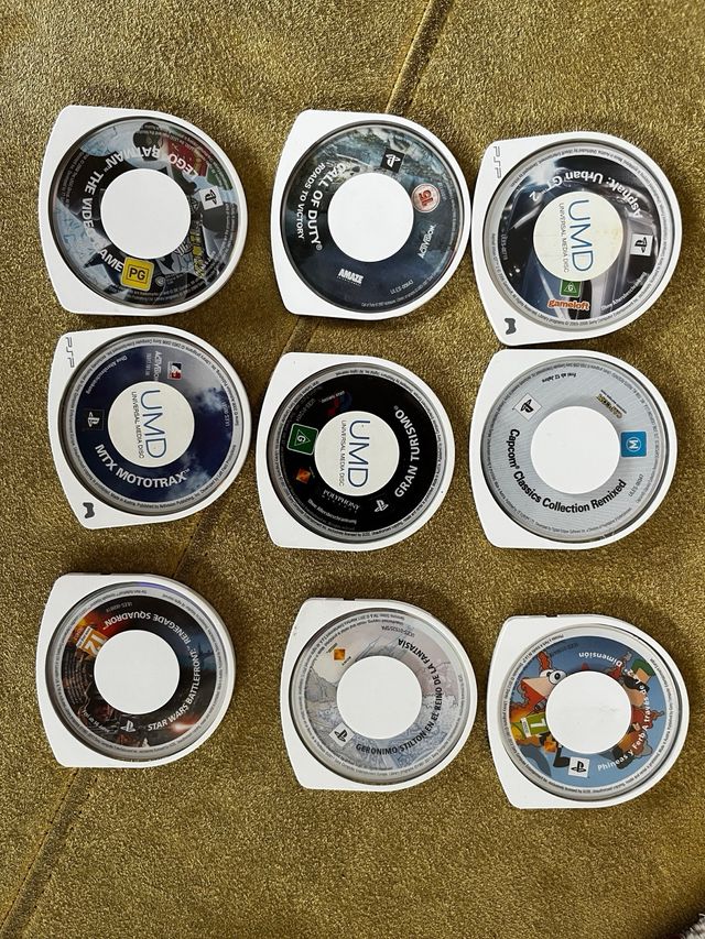 PSP nera+custodia + 9 giochi+caricabatterie 