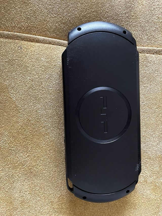 PSP nera+custodia + 9 giochi+caricabatterie 