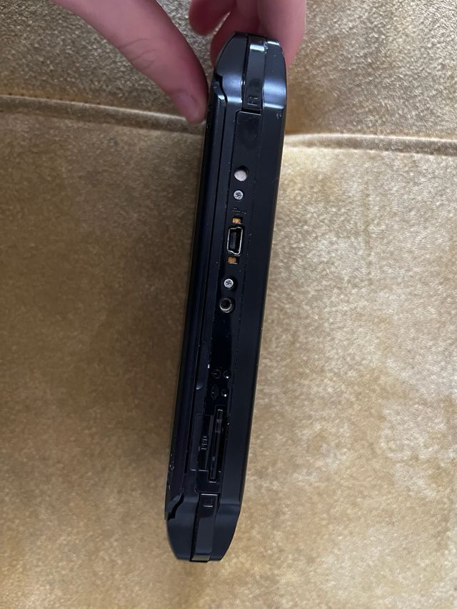 PSP nera+custodia + 9 giochi+caricabatterie 