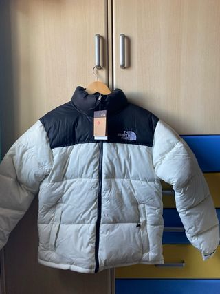 Chaqueta North Face blanca y negra.