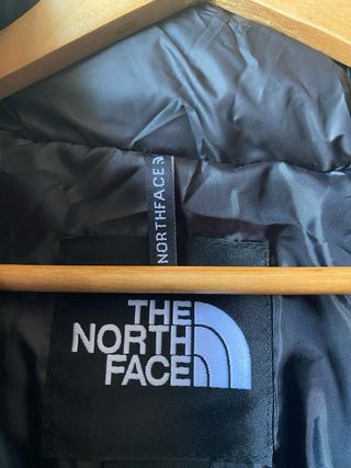Chaqueta North Face blanca y negra.