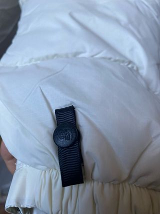 Chaqueta North Face blanca y negra.