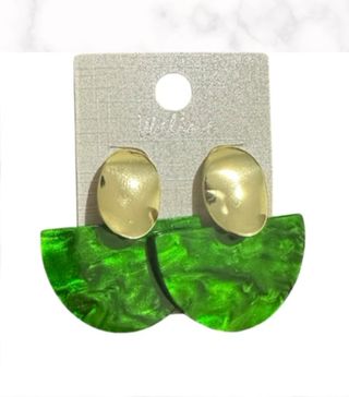 Pendientes dorados con detalles verdes