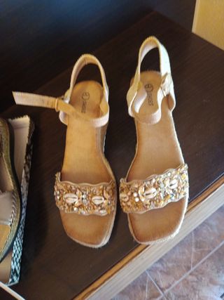 Sandalias cuña beige conchas