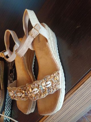 Sandalias cuña beige conchas