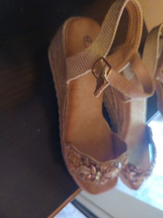 Sandalias cuña beige conchas