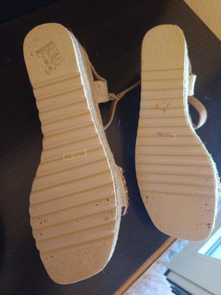 Sandalias cuña beige conchas