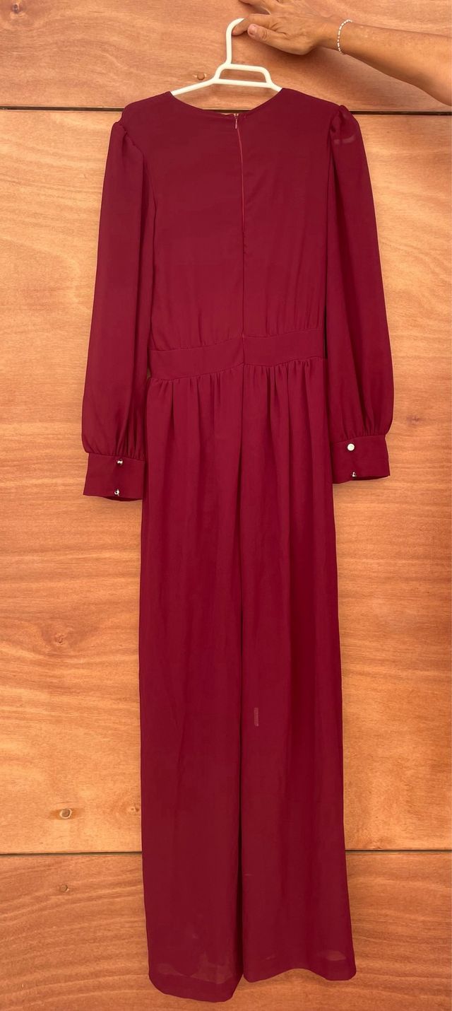 Vestido largo burdeos con abertura lateral