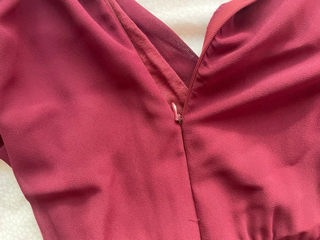 Vestido largo burdeos con abertura lateral